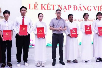 Kết nạp 18 học sinh ưu tú của Trường Trung học phổ thông Châu Thành vào Đảng