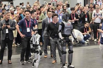 Robot hình người của Việt Nam gây ấn tượng tại diễn đàn hàng đầu thế giới