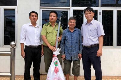 Người dân tự nguyện giao nộp 1 cá thể kỳ đà hoa nặng 5 kg