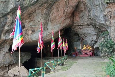 Bia khóc cha trên vách động Nhị Thanh