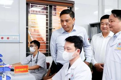Đồng chí Hoàng Giang – Phó Bí thư Thường trực Tỉnh ủy, Chủ tịch Hội đồng Nhân dân tỉnh kiểm tra công tác khám sức khỏe định kỳ cho người dân tại xã Mậu A