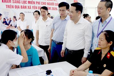 Chủ tịch UBND tỉnh Nguyễn Tuấn Anh kiểm tra công tác khám sức khỏe định kỳ, khám sàng lọc miễn phí cho Nhân dân tại xã Yên Bình