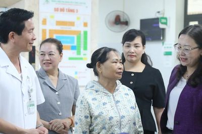 Đồng chí Giàng Thị Dung - Phó Bí thư Tỉnh ủy, Trưởng đoàn Đại biểu Quốc hội tỉnh kiểm tra công tác khám sức khỏe định kỳ tại phường Cam Đường