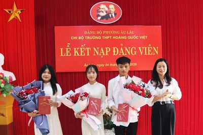 Trường THPT Hoàng Quốc Việt kết nạp 3 đảng viên là học sinh đầu tiên trong lịch sử nhà trường