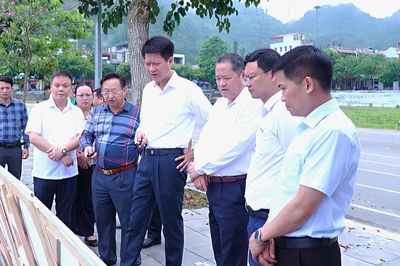 Đồng chí Phó Bí thư Tỉnh ủy, Chủ tịch Ủy ban MTTQ Việt Nam tỉnh kiểm tra các dự án tại xã Mường Khương
