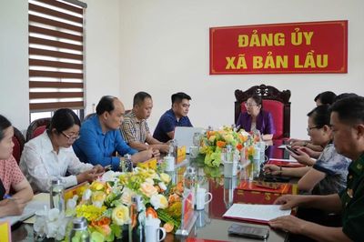 Đồng chí Giàng Thị Dung - Phó Bí thư Tỉnh ủy, Trưởng đoàn Đại biểu Quốc hội tỉnh làm việc tại xã Bản Lầu