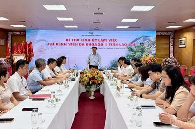 Bí thư Tỉnh ủy Dương Quốc Huy thăm và làm việc tại Bệnh viện Đa khoa số 1