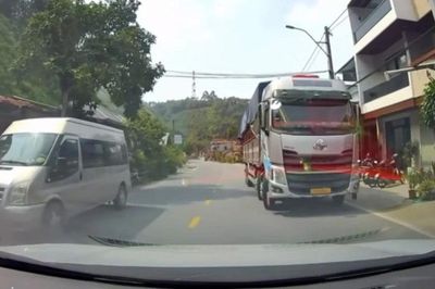 Lào Cai: Dừng xe không đúng quy định, lái xe tải bị xử phạt nghiêm