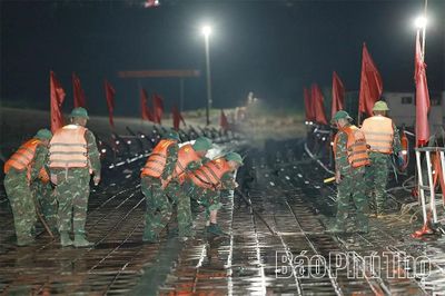 Giữ vững 'mạch máu giao thông' trên cầu phao Đoan Hùng
