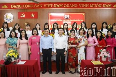 Kết nạp Đảng cho 21 học sinh trường THPT Chuyên Hoàng Văn Thụ