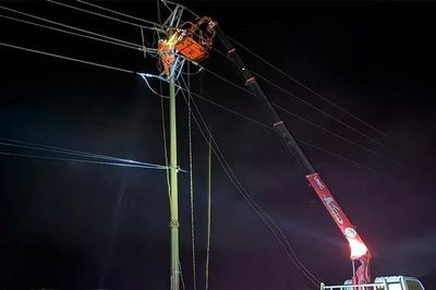 Điện lực Mai Châu xuyên đêm khắc phục sự cố sau giông lốc