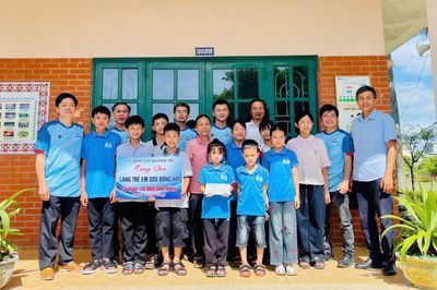 Đội Bóng đá Phóng viên Quảng Trị trao quà cho trẻ em có hoàn cảnh khó khăn