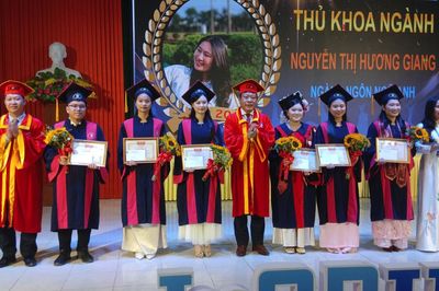 Trường đại học Quảng Bình trao bằng tốt nghiệp cho 221 sinh viên