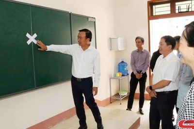 Đồng chí Phó Chủ tịch Thường trực UBND tỉnh kiểm tra công tác chuẩn bị Kỳ thi tốt nghiệp THPT tại Yên Châu