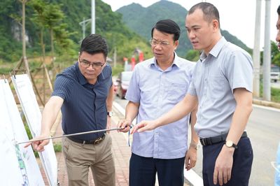 Đồng chí Dương Văn Lượng kiểm tra thực địa các dự án tại phường Đức Xuân và xã Chợ Mới