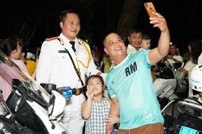 Lực lượng mô tô dẫn đoàn và Cảnh sát cơ động Kỵ binh gây ấn tượng trên các tuyến phố