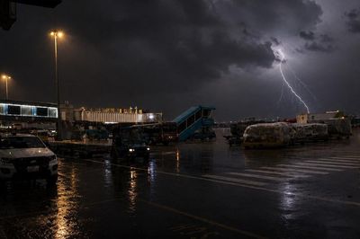 Mưa dông cực đoan tại Nội Bài khiến nhiều chuyến bay phải bay chờ, chuyển hướng