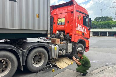 TP.HCM: Xe container chạy vào đường cấm, va chạm xe đạp, nam thanh niên tử vong tại chỗ