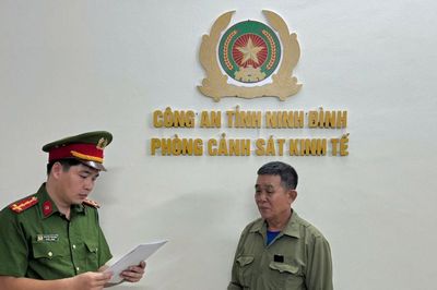 Khởi tố chủ phương tiện khai thác cát trái phép trên sông Đáy ở Ninh Bình