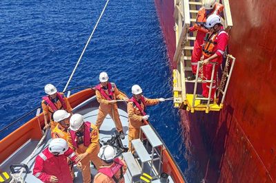 Hai giờ khẩn cấp tiếp cận tàu dầu cứu thuyền viên nước ngoài bị thương nặng
