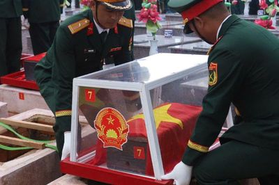 Khai quật khu vực nghi hố tập thể liệt sĩ ở Quảng Ngãi