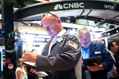 Dow Jones lập kỷ lục mới, cổ phiếu AI kéo Nasdaq đi xuống