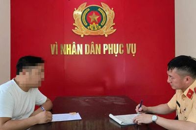 Xử phạt tài xế vừa điều khiển ô tô vừa cầm micro hát