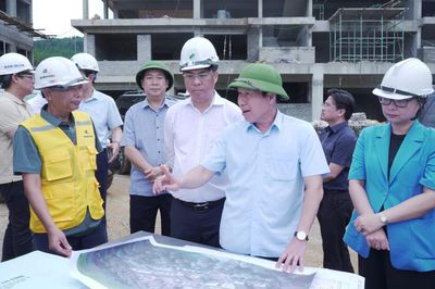 Phó Thủ tướng Chính phủ Lê Tiến Châu kiểm tra tiến độ xây dựng các trường phổ thông nội trú liên cấp trên địa bàn tỉnh