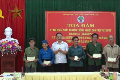 Đoàn công tác của tỉnh thăm, tặng quà người cao tuổi có hoàn cảnh khó khăn tại xã Nam Tuấn