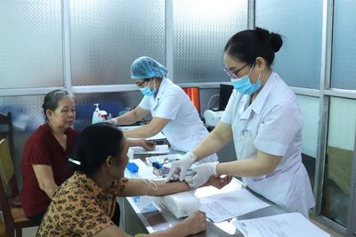 Bệnh viện Y học cổ truyền tỉnh khám sàng lọc và tầm soát sức khỏe miễn phí cho 50 người cao tuổi