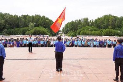 Cựu cán bộ Đoàn tham gia lễ chào cờ tại Đất Mũi