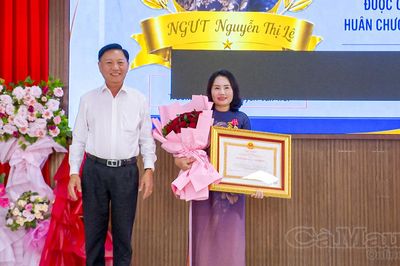 Nhà giáo Ưu tú Nguyễn Thị Lệ được tặng thưởng Huân chương Lao động hạng Ba