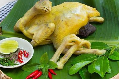 Luộc gà xong đừng vớt ngay ra đĩa: Làm thêm 1 bước da giòn sần sật, thịt chắc, chặt không bị nát