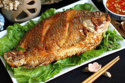 Rán cá đừng thả ngay vào chảo: Xoa thêm thứ này cá giòn rụm, không bắn dầu và không sát chảo
