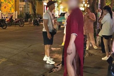 Du khách nước ngoài mặc áo dài phối bikini ở Hội An gây tranh cãi, cơ quan chức năng vào cuộc xác minh