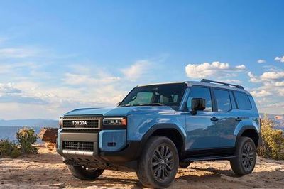 Toyota triệu hồi hơn 13.000 xe Land Cruiser Prado do lỗi hiển thị cảnh báo an toàn
