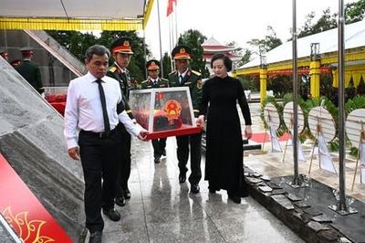 An táng 16 hài cốt liệt sĩ quân tình nguyện và chuyên gia Việt Nam hy sinh tại Lào, Campuchia