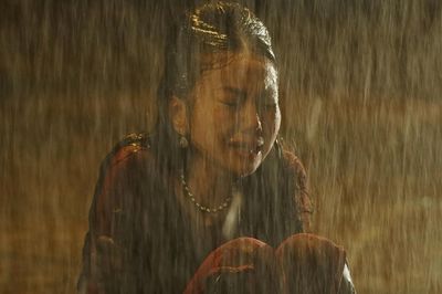 Siêu mẫu Thanh Hằng ngồi bệt vỉa hè, khóc nức nở dưới mưa lúc 4h sáng