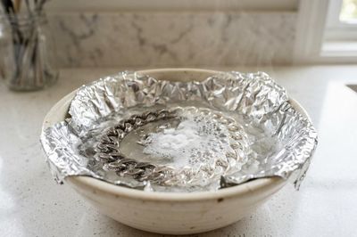 Mẹo làm trắng dây chuyền bạc xỉn màu, lấy lại vẻ sáng bóng như mới