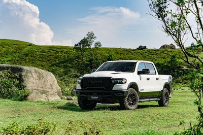 Tiêu chí nào giúp bán tải RAM 1500 nặng hơn 3 tấn được xếp vào xe con?