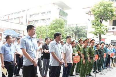 Phường Khương Đình ra quân tổng vệ sinh môi trường đường Vành đai 2,5