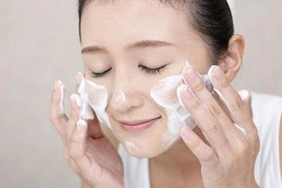 Vì sao dùng sữa rửa mặt có thể khiến da trông sáng hơn?