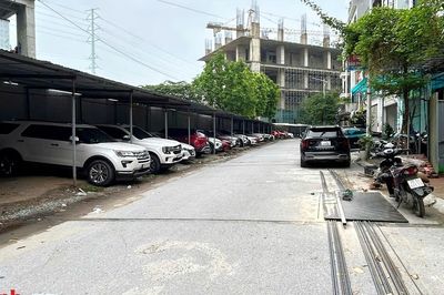 Hà Nội: Sau 'tối hậu thư' của chính quyền, loạt bãi xe không phép tại Hà Đông vẫn vô tư hoạt động