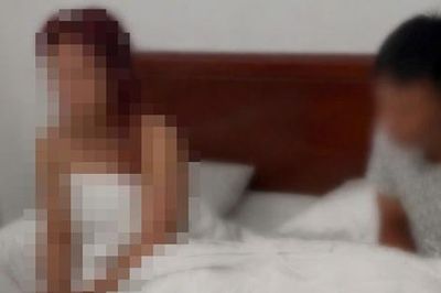 Kiểm tra nhà nghỉ, phát hiện 2 đôi nam nữ đang mua bán dâm