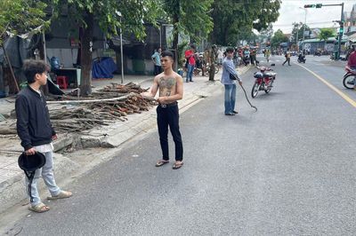 Mâu thuẫn khi đá bóng, 8 thanh niên bị bắt