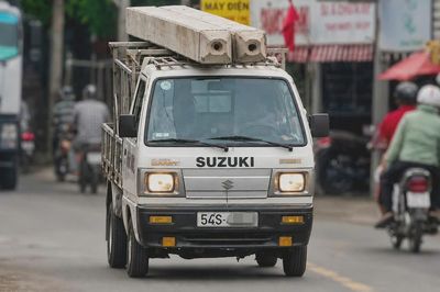 Tài xế chở cọc bê tông trên nóc xe bị phạt gần 12 triệu đồng
