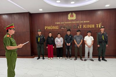 TP.HCM: Phá đường dây sản xuất, buôn bán hơn 23.000 đôi dép giả hiệu Nike, Adidas, Crocs và Gucci