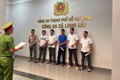 Mâu thuẫn sau tụ tập nhậu dưới lòng đường, 6 người bị bắt