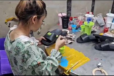 Cận cảnh xưởng sản xuất dép giả hiệu Nike, Adidas, Crocs, Gucci ở vùng ven