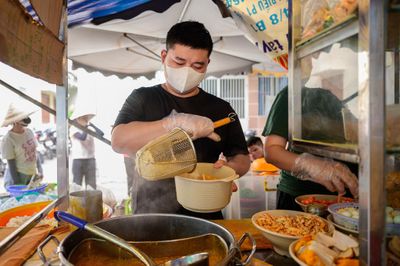Chàng trai nghỉ làm dược sĩ, kế thừa tiệm bánh canh Michelin của mẹ